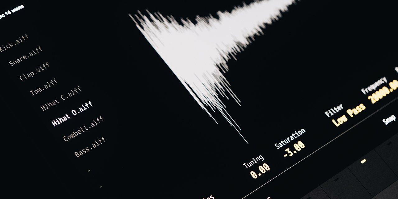Tampilan close-up waveform audio dan kontrol EQ di software musik dengan latar gelap